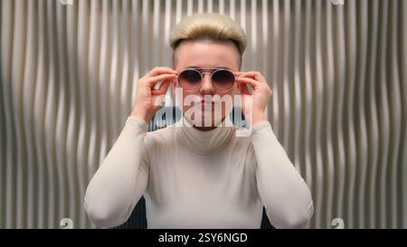 Kaukasische Mode Frau auf Neon futuristischem Hintergrund Cyberpunk Virtual Reality Gaming Metaverse Sci-fi modische Mädchen selbstbewusste Frau Stockfoto