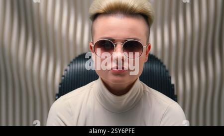 Kaukasische Mode Frau auf Neon futuristischem Hintergrund Cyberpunk Virtual Reality Gaming Metaverse Sci-fi modische Mädchen selbstbewusste Frau Stockfoto