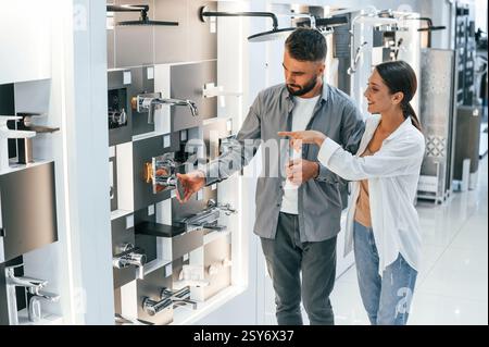 Frau und Mann sind im Laden der Waren für das Haus. Stockfoto