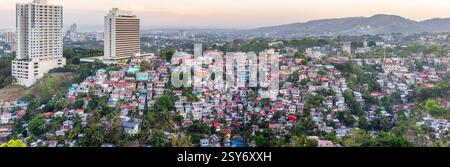 Panoramablick auf Cebu City, Philippinen, mit Wohnhäusern, Gebäuden und Hangstrukturen unter tropischem Himmel Stockfoto