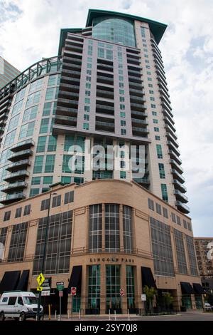 Denver, Colorado, USA - 14. Juli 2024: Ein hohes, modernes Gebäude zeigt elegante Architektur vor einem bewölkten Himmel in einer städtischen Umgebung. Stockfoto