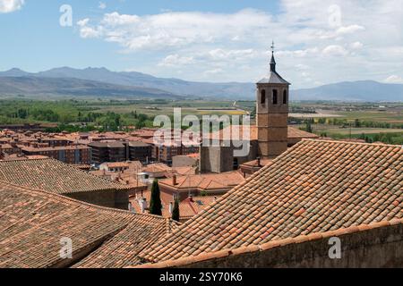 Terrakotta-Gezeiten: Ávila Dächer und ferne Gipfel Stockfoto