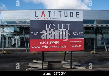 Slough, Großbritannien. Februar 2025. Der ehemalige Audi Autohändler der Sytner Group Slough in Slough, Berkshire, hat dauerhaft geschlossen und der ehemalige Autohaus soll vermietet werden. Quelle: Maureen McLean/Alamy Live News Stockfoto