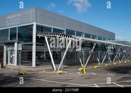 Slough, Großbritannien. Februar 2025. Der ehemalige Audi Autohändler der Sytner Group Slough in Slough, Berkshire, hat dauerhaft geschlossen und der ehemalige Autohaus soll vermietet werden. Quelle: Maureen McLean/Alamy Live News Stockfoto