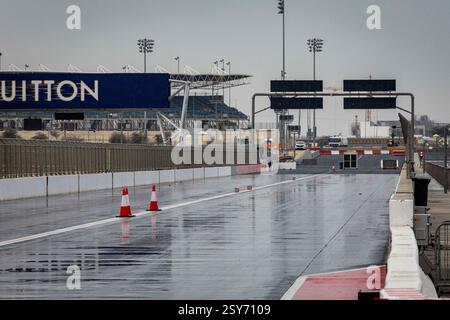 Sakhir, Bahrain. Februar 2025. Regen in Bahrain BHR, Formel 1 Weltmeisterschaft, Formel 1 Testfahrten, Bahrain International Circuit, 27.02.2025 Foto: Eibner-Pressefoto/Thomas Fuessler Credit: dpa/Alamy Live News Stockfoto