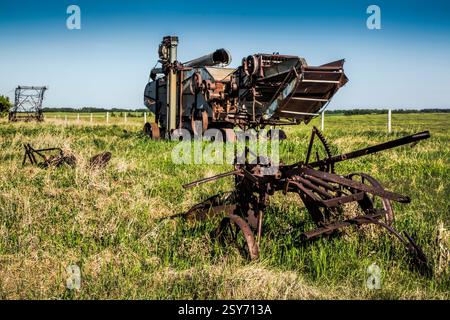 Ein rostiger alter Traktor ist auf dem Feld. Es gibt noch andere alte Traktoren im Feld Stockfoto