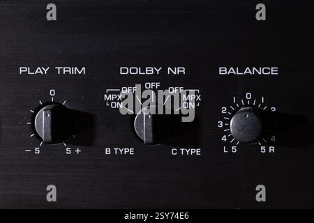 Close-up photograph of retro audio control panel showing knobs for playback settings and balance. Stockfoto
