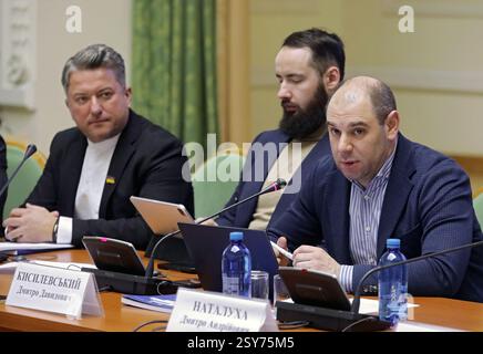 Der stellvertretende Vorsitzende des Parlamentarischen Ausschusses für wirtschaftliche Entwicklung Dmytro Kysylevskyi (R) spricht während der Anhörungen des Gemischten Ausschusses zum Thema „strategische Leitlinien für die Vertiefung der Handels- und Wirtschaftsbeziehungen zwischen der Ukraine und der Europäischen Union im Kontext des offiziellen Status der Ukraine als Kandidat für die EU“, Kiew, Ukraine, am 26. Februar 2025 (Foto: Wolodymyr Tarasov/Ukrinform) Stockfoto