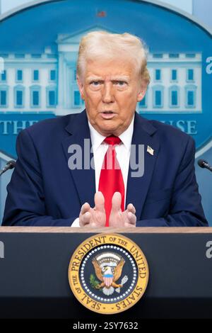 WASHINGTON – Präsident Donald Trump spricht bei einer Pressekonferenz im Weißen Haus, nachdem ein Black Hawk Hubschrauber mit American Airlines Flug 5342 kollidierte Stockfoto