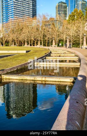 Blick auf einen Wassergraben rund um den Bellevue City Park in Bellevue, Washington. Stockfoto
