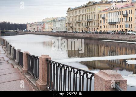 St. Petersburg Straßenfoto mit der Fontanka-Flussküste an einem bewölkten Frühlingstag Stockfoto