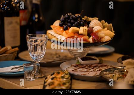 Exquisite Charcuterie- und Obstplatte mit kulinarischer Eleganz. Stockfoto