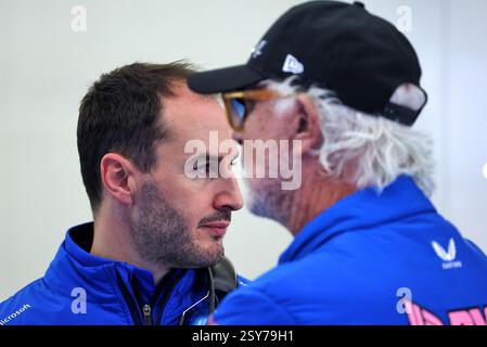 Sakhir, Bahrain. Februar 2025. Oliver Oakes (GBR) Alpine F1 Team Teamleiter und Flavio Briatore (ITA) Alpine F1 Team Executive Advisor. 27.02.2025. Formel-1-Test, Sakhir, Bahrain, Tag Zwei. Quelle: James Moy/Alamy Live News Stockfoto