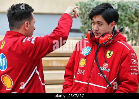 Sakhir, Bahrain. Februar 2025. Zhou Guanyu (CHN) Ferrari Reserve Fahrer (rechts). 27.02.2025. Formel-1-Test, Sakhir, Bahrain, Tag Zwei. Quelle: James Moy/Alamy Live News Stockfoto