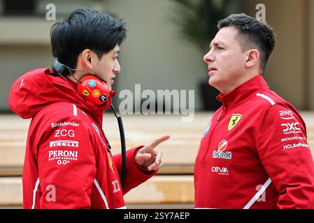 Sakhir, Bahrain. Februar 2025. Zhou Guanyu (CHN) Ferrari Reserve Fahrer (links). 27.02.2025. Formel-1-Test, Sakhir, Bahrain, Tag Zwei. Quelle: James Moy/Alamy Live News Stockfoto
