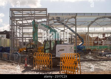 Slough, Großbritannien. Februar 2025. An der A4 Bath Road in Slough, Berkshire, befindet sich ein riesiges neues Lagerlager von Big Yellow. Die Anzahl der Lagerlager in Berkshire nimmt zu. Slough hat bereits einen weiteren Big Yellow Lagerplatz in Slough an der Farnham Road. Quelle: Maureen McLean/Alamy Live News Stockfoto