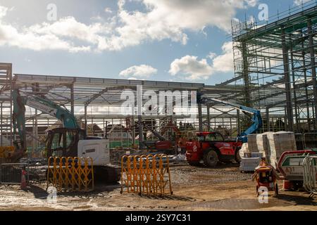 Slough, Großbritannien. Februar 2025. An der A4 Bath Road in Slough, Berkshire, befindet sich ein riesiges neues Lagerlager von Big Yellow. Die Anzahl der Lagerlager in Berkshire nimmt zu. Slough hat bereits einen weiteren Big Yellow Lagerplatz in Slough an der Farnham Road. Quelle: Maureen McLean/Alamy Live News Stockfoto