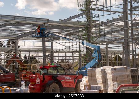 Slough, Großbritannien. Februar 2025. An der A4 Bath Road in Slough, Berkshire, befindet sich ein riesiges neues Lagerlager von Big Yellow. Die Anzahl der Lagerlager in Berkshire nimmt zu. Slough hat bereits einen weiteren Big Yellow Lagerplatz in Slough an der Farnham Road. Quelle: Maureen McLean/Alamy Live News Stockfoto