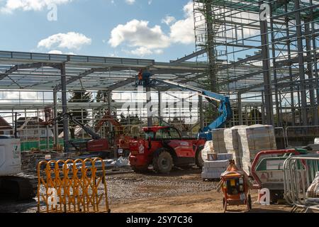 Slough, Großbritannien. Februar 2025. An der A4 Bath Road in Slough, Berkshire, befindet sich ein riesiges neues Lagerlager von Big Yellow. Die Anzahl der Lagerlager in Berkshire nimmt zu. Slough hat bereits einen weiteren Big Yellow Lagerplatz in Slough an der Farnham Road. Quelle: Maureen McLean/Alamy Live News Stockfoto