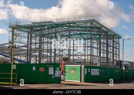 Slough, Großbritannien. Februar 2025. An der A4 Bath Road in Slough, Berkshire, befindet sich ein riesiges neues Lagerlager von Big Yellow. Die Anzahl der Lagerlager in Berkshire nimmt zu. Slough hat bereits einen weiteren Big Yellow Lagerplatz in Slough an der Farnham Road. Quelle: Maureen McLean/Alamy Live News Stockfoto
