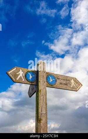 Hölzerner Wegweiser auf dem Küstenwanderweg von Anglesey in der Nähe von Moelfre in Anglesey North Wales, Großbritannien. Stockfoto