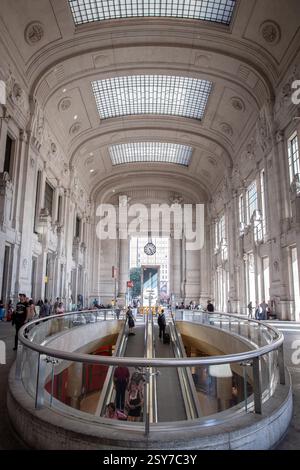 Mailand, Italien - 26. August 2013: Atrium des Mailänder Hauptbahnhofs mit dem zentralen Laufsteg, der die Innenräume verbindet. Stockfoto