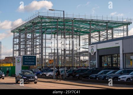 Slough, Großbritannien. Februar 2025. An der A4 Bath Road in Slough, Berkshire, befindet sich ein riesiges neues Lagerlager von Big Yellow. Die Anzahl der Lagerlager in Berkshire nimmt zu. Slough hat bereits einen weiteren Big Yellow Lagerplatz in Slough an der Farnham Road. Quelle: Maureen McLean/Alamy Live News Stockfoto