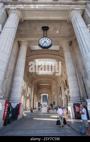 Mailand, Italien - 26. August 2013: Seiteneingang zum Mailänder Hauptbahnhof, mit der Säulenhalle und der großen Uhr im Zentrum. Stockfoto