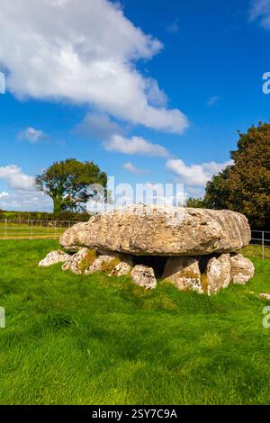 Lligwy Burial Chamber, eine neolithische Grabkammer in Lligwy, nahe der Ostküste von Anglesey, Wales, Vereinigtes Königreich. Stockfoto