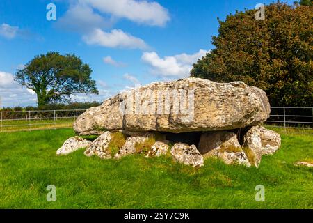 Lligwy Burial Chamber, eine neolithische Grabkammer in Lligwy, nahe der Ostküste von Anglesey, Wales, Vereinigtes Königreich. Stockfoto