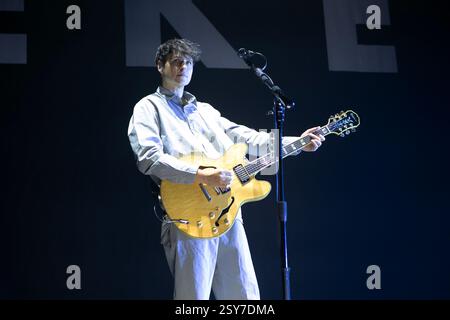 Die Leadsängerin Ezra Koenig trat mit Vampire Weekend im Manchester Apollo im Greater Manchester auf. Stockfoto