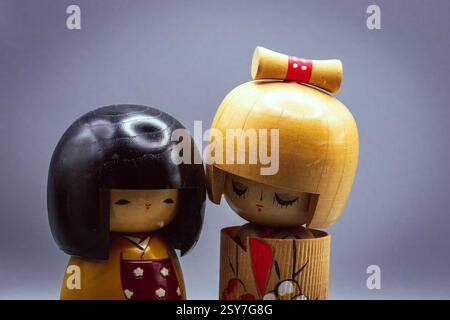 Kokeshi Dolls, isoliert auf grauem Hintergrund Stockfoto
