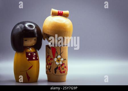 Kokeshi Dolls, isoliert auf grauem Hintergrund Stockfoto
