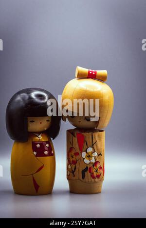 Kokeshi Dolls, isoliert auf grauem Hintergrund Stockfoto