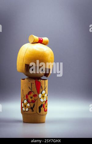 Kokeshi Dolls, isoliert auf grauem Hintergrund Stockfoto