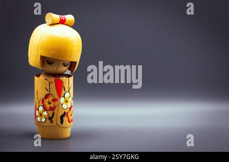 Kokeshi Dolls, isoliert auf grauem Hintergrund Stockfoto