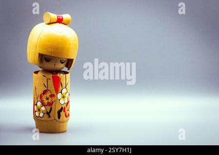 Kokeshi Dolls, isoliert auf grauem Hintergrund Stockfoto