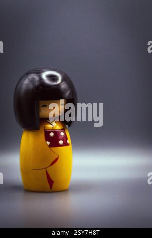 Kokeshi Dolls, isoliert auf grauem Hintergrund Stockfoto
