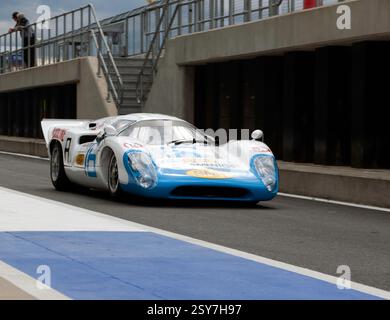 Leo Voyazides & Simon Hadfield qualifizieren sich für ihre Blue and White, 1968, Lola T70 Mk3B beim FIA Masters Historic Sports Cars Race. Stockfoto