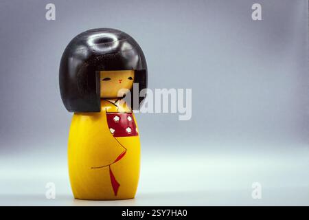 Kokeshi Dolls, isoliert auf grauem Hintergrund Stockfoto