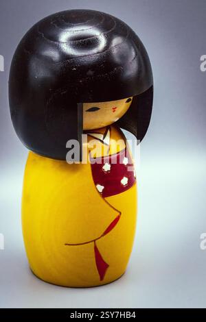 Kokeshi Dolls, isoliert auf grauem Hintergrund Stockfoto