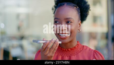 Telefonanruf mit Lautsprecher, Gesicht oder schwarze Frau in der Stadt für ein Gespräch, eine Diskussion oder eine Beratung. Kontakt, glücklich oder Person mit Sprache für App oder Stockfoto