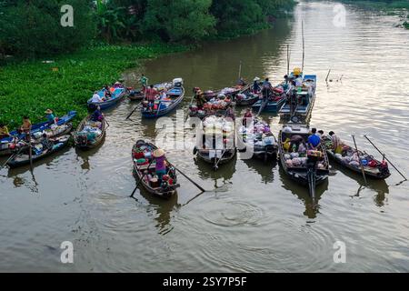 Auf dem schwimmenden Markt im kleinen Dorf Phong Dien, Phong Äián, im Mekong-Delta, verkaufen die Einheimischen Waren, Gemüse und Obst von ihren Booten. Stockfoto