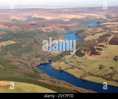Blick aus der Vogelperspektive auf das Ladybower Reservoir, W of Sheffield, Peak District. Dam wurde von der RAF 617 Squadron Dambusters benutzt, um Sprungbombe im 2. Weltkrieg zu testen Stockfoto