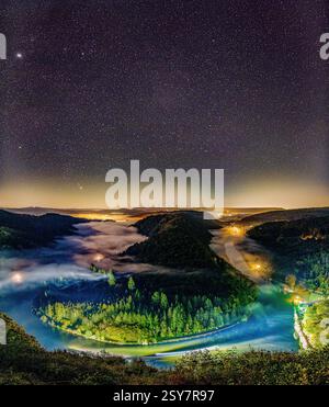 Aussichtspunkt bei Nacht mit Sternenhimmel – Saarschleife Loop, Mettlach, Saarland, Deutschland – Langzeitbelichtung Herbstlandschaftsfotografie Stockfoto