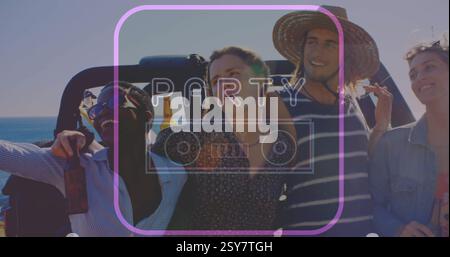 Freunde genießen Strandparty mit PARTY und SPIELEN Textbild überlagert AB Stockfoto