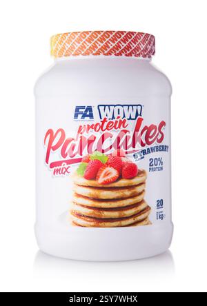LONDON, UK - 20. FEBRUAR 2025: Proteinpfannkuchen im Plastikglas mit Erdbeergeschmack von FA WOW auf weißem Hintergrund. Stockfoto