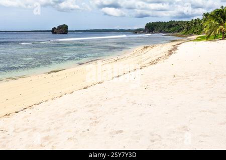 Verlassener weißer Sandstrand mit klarem Wasser auf Siargao Island Philippinen Stockfoto