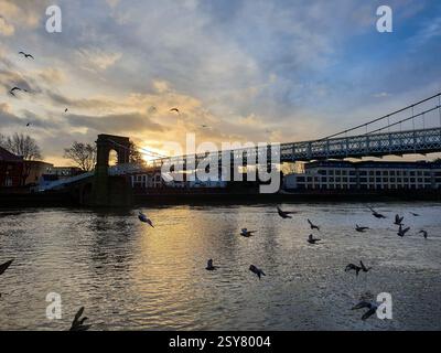 Wunderschöner Sonnenaufgang über dem Fluss Trent in Nottingham, Großbritannien Stockfoto