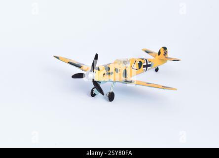 Plastikspielzeug, vervollständigtes und lackiertes Modell zum Kleben. Historisches deutsches Flugzeug Messerschmitt BF109 E. Stockfoto